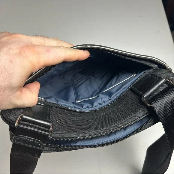 Men’s Tumi Black Arrive Mccarren Crossbody Bag Nylon Leather Zip-Top MSRP $349 - Picture 3 of 7